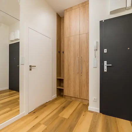 Daire Stacja Jezyce Deluxe With Garden By Bookinghost *