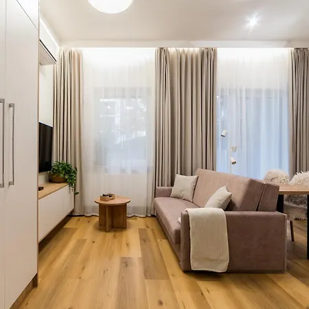 Daire Stacja Jezyce Deluxe With Garden By Bookinghost