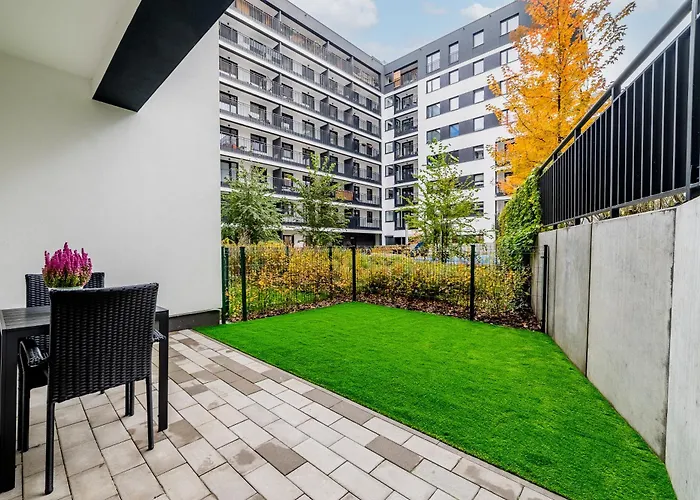 Daire Stacja Jezyce Deluxe With Garden By Bookinghost